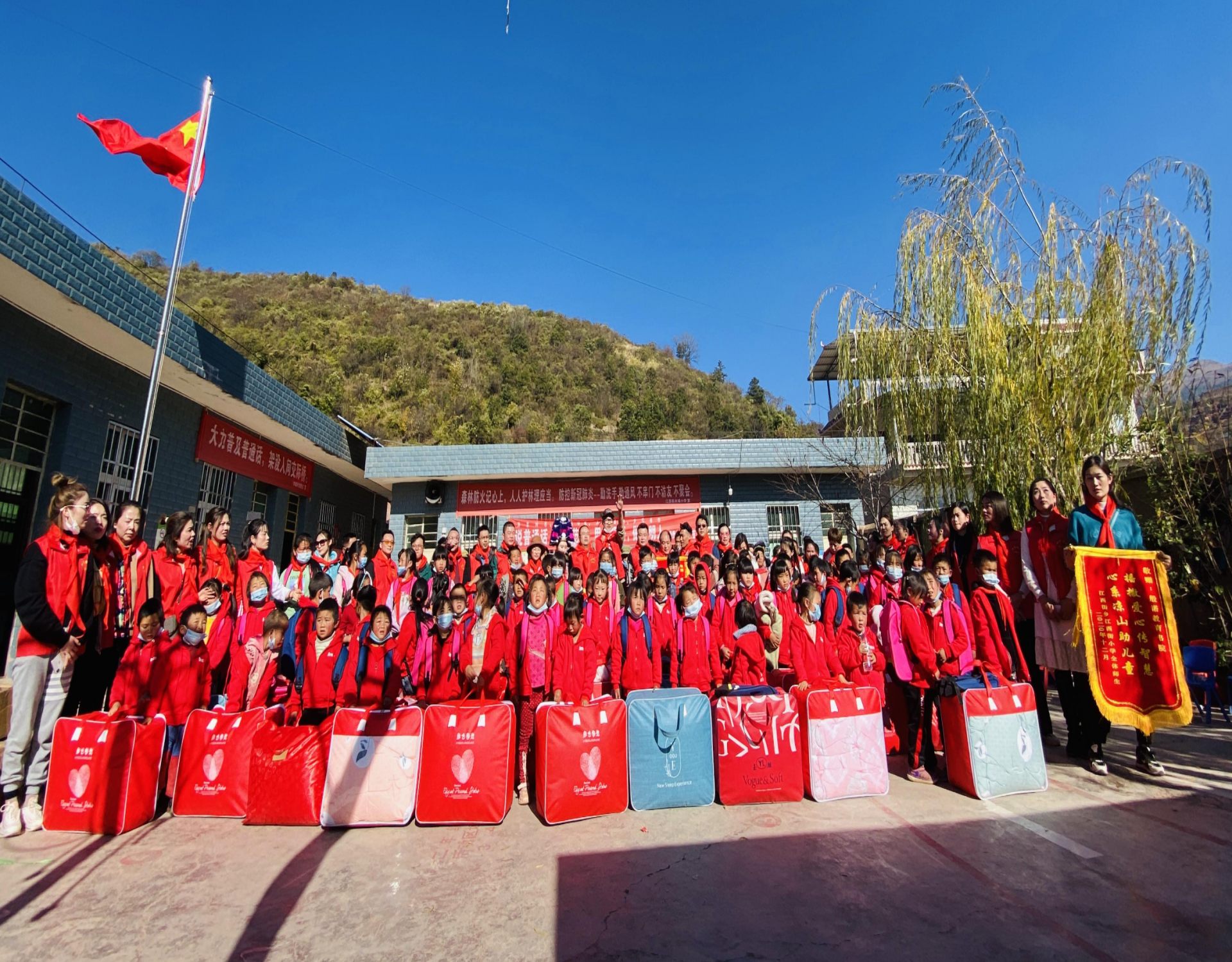 乾元聚力暖凉山： 2017 年百万教育物资点亮彝区求学梦